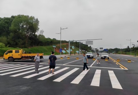 華咨交通工程師團(tuán)隊(duì)赴黃江公路、秋江路開口涉路安評(píng)現(xiàn)場踏勘